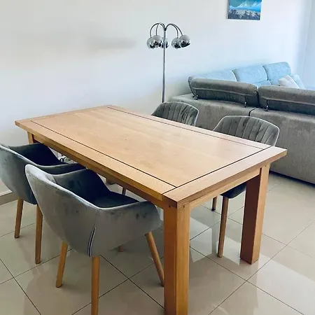 Sunny Condo- Pool & Free Parking Walk To *