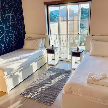 Sunny Condo- Pool & Free Parking Walk To